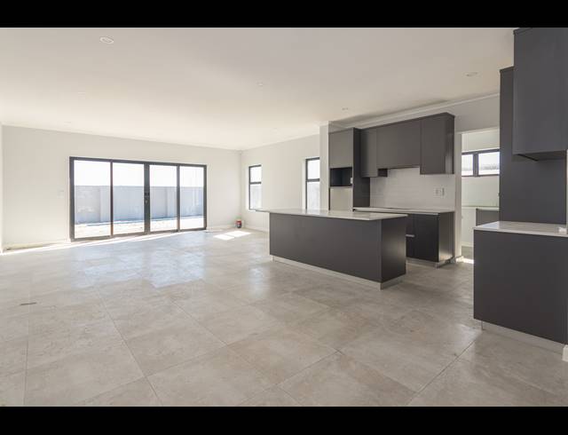 4 BEDROOM FREEHOLD FOR SALE IN PARKLANDS NORTH